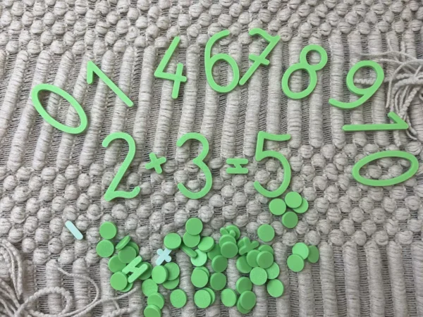 Matematyka Montessori: Ruchome Cyfry i Żetony - Zmywalny Zestaw 74 el.