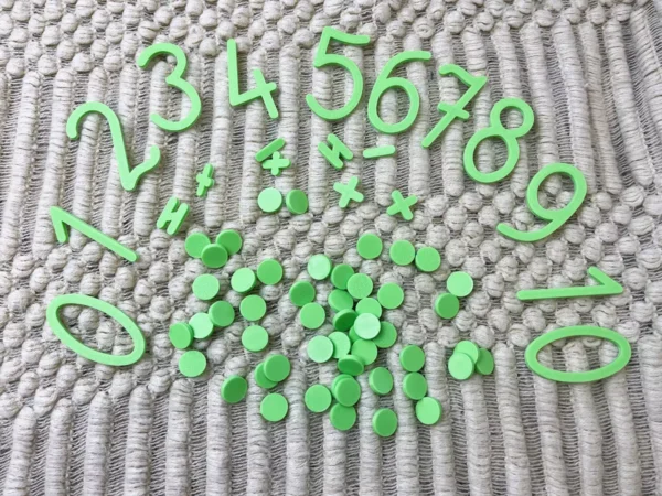 Matematyka Montessori: Ruchome Cyfry i Żetony - Zmywalny Zestaw 74 el.