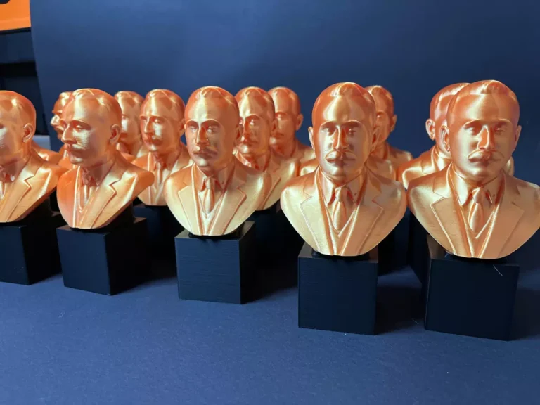 Statuetka 3D z grawerem wykonana techniką druku 3D, idealna jako pamiątka lub nagroda