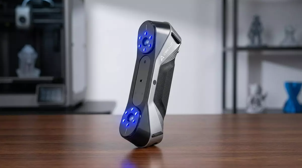 Skaner 3D Creality CR-Scan Raptor podczas skanowania części